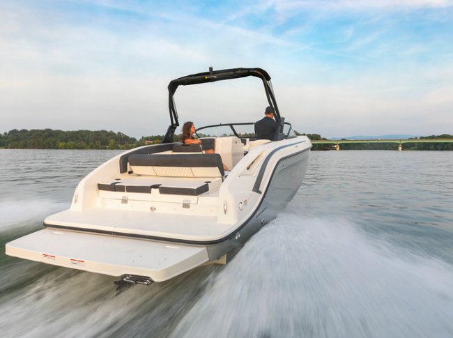 bayliner dx2250 drives along beautiful water in Ontario