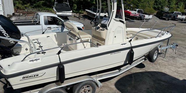 2018 Boston Whaler 210 DUNTLESS