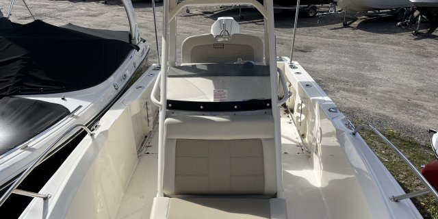 2025 Boston Whaler 230 OUTRAGE / 23OUT