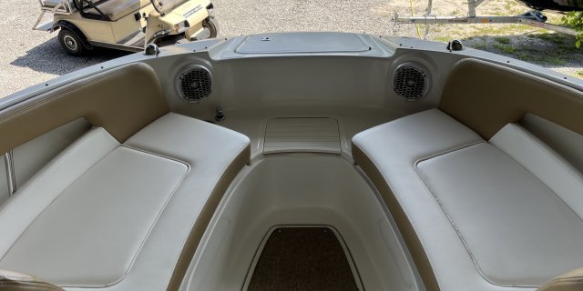 2011 Sea Ray 220 SUN DECK