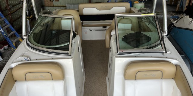 2011 Sea Ray 220 SUN DECK