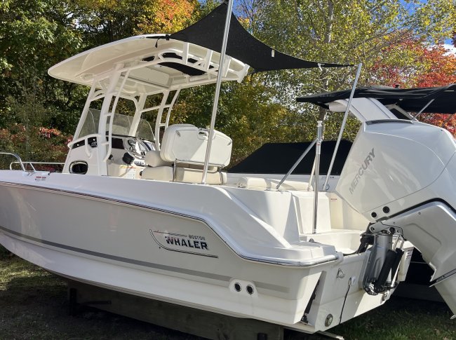 2025 Boston Whaler 230 OUTRAGE / 23OUT